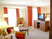 Komfortabel möblierter Wohnbereich im Doppelzimmer premium des Wellnesshotels Holzapfel bei Passau, ausgestattet mit Fernseher und praktischem Schreibtisch.