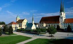 Ein malerischer Blick auf das steinerne Stadtbild von Altötting und den Kapellplatz.