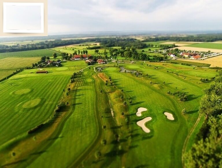 Atemberaubende Sicht auf die Golfplatzgestaltung in der Nähe des Sporthotels Holzapfel in Niederbayern.