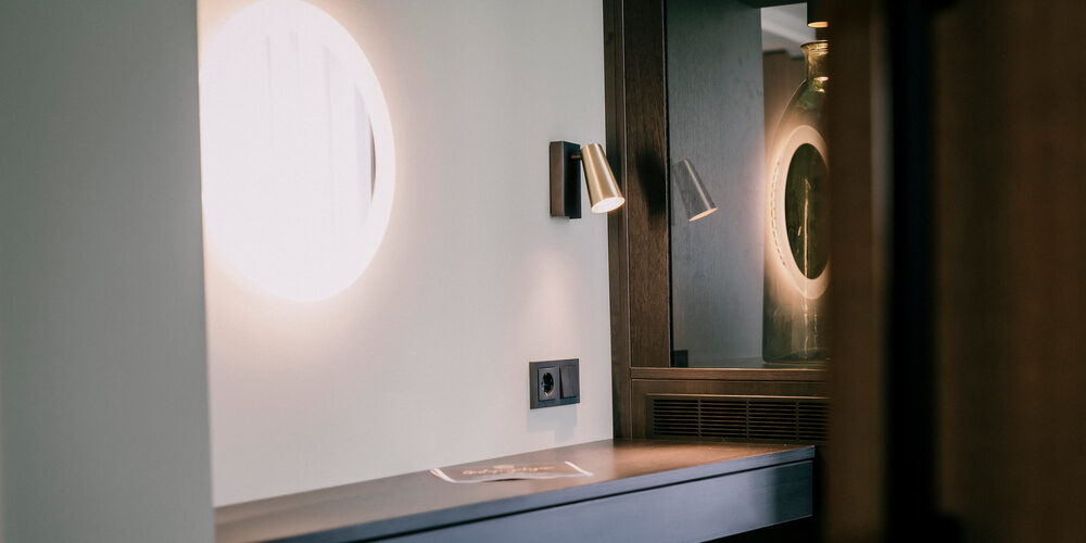 Luxuriöses Bad mit einem modernen Lichtdesign beim Spiegel und den Lampen in der Suite Jonagold im Wellnesshotel Holzapfel.