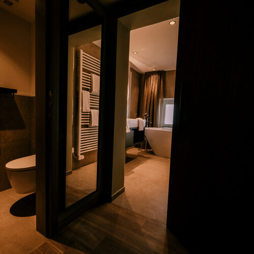 Helles offen gestaltetes Badezimmer in der Suite Jonagold für Erholung im Wellnesshotel Holzapfel Bad Füssing.