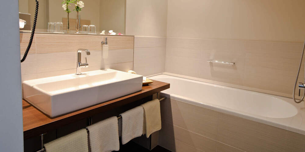 Luxuriöses Badezimmerdesign des Doppelzimmer Comfort mit hochwertigen Armaturen im Wellnesshotel Holzapfel im Rottal.