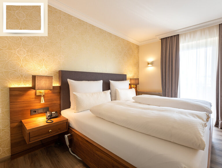 Das komfortable Doppelzimmer Standard mit klassischen Vorhängen und gemütlichen Kissen im Wellnesshotel Holzapfel Bad Füssing.