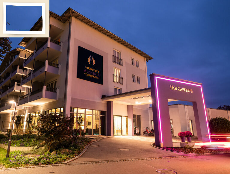 Ein beleuchteter Blick auf die Aussenansicht des Hotel Holzapfels in der Wellnessregion Bad Füssing.