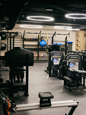Der moderne Fitnessbereich im Sporthotel Holzapfel mit zahlreichen Trainingsgeräten für individuelle Fitnessziele.