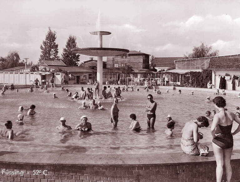 Menschen baden in einem Thermalbad in dem Kurort Bad Füssing.