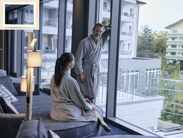 Ein Mann und eine Frau entspannen in einem komfortablen Ruheraum in Hotel Holzapfel Bad Füssing.