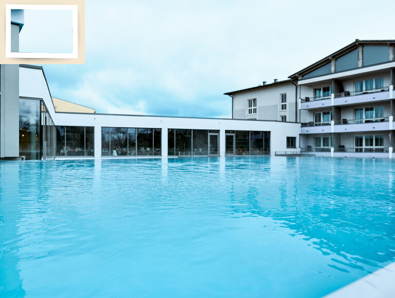 Der große Aussenpool des Hotels Holzapfel bietet viel Platz zum Schwimmen und Planschen