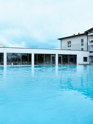 Der große Aussenpool des Hotels Holzapfel bietet viel Platz zum Schwimmen und Planschen