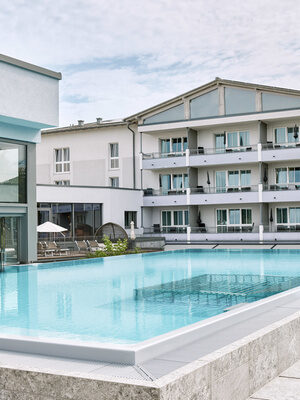 Die Hotelanlage und der Wellnessaussenbereich im Hotel Holzapfel in Bad Füssing.