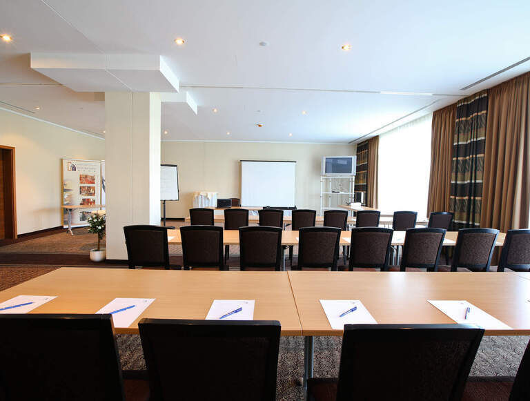 Ein großer Konferenzraum im Holzapfel Wellnesshotel Bad Füssing mit moderner, zeitgemäßer Tagungstechnik.