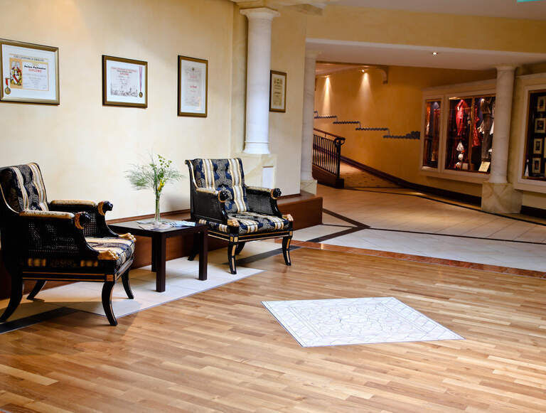 Farbenfrohe Sessel und stilvolles Interieur im Thermenpassage-Bereich des Thermenhotels Holzapfel.