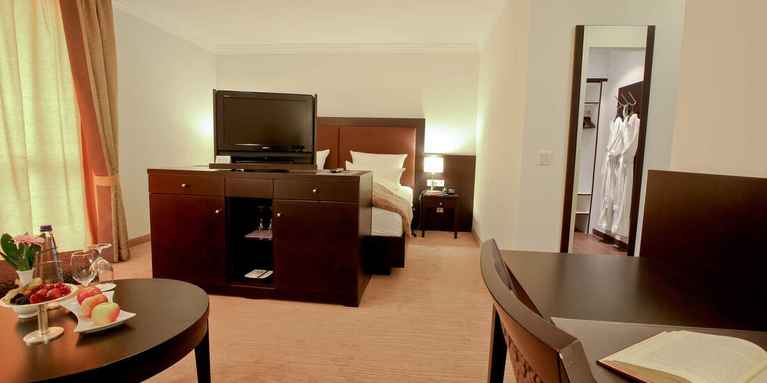 Doppelzimmer Deluxe Süd mit komfortablen Schlafbereich und geschmackvoller Inneneinrichtung im Thermenhotel Holzapfel in Bayern.