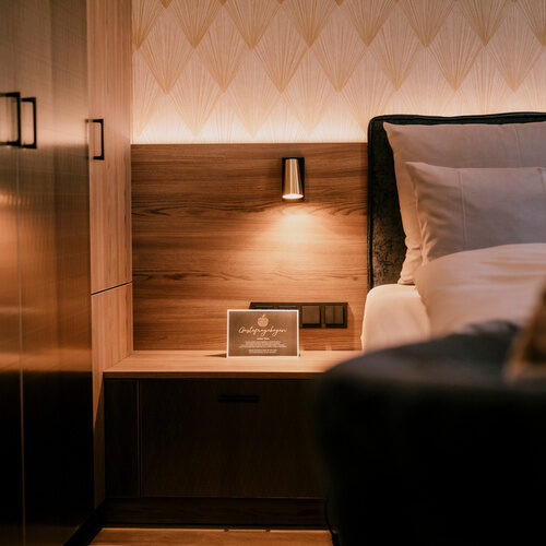 Komfortable Sessel im Doppelzimmer Standard des Gesundheitshotels Holzapfel bei Passau, beleuchtet von einem dezenten Licht.