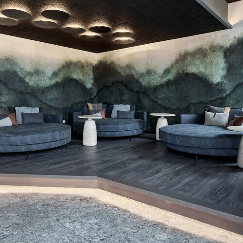 Ein Ruheraum mit gem&uuml;tlichen Daybeds im H&ouml;hlen Design.