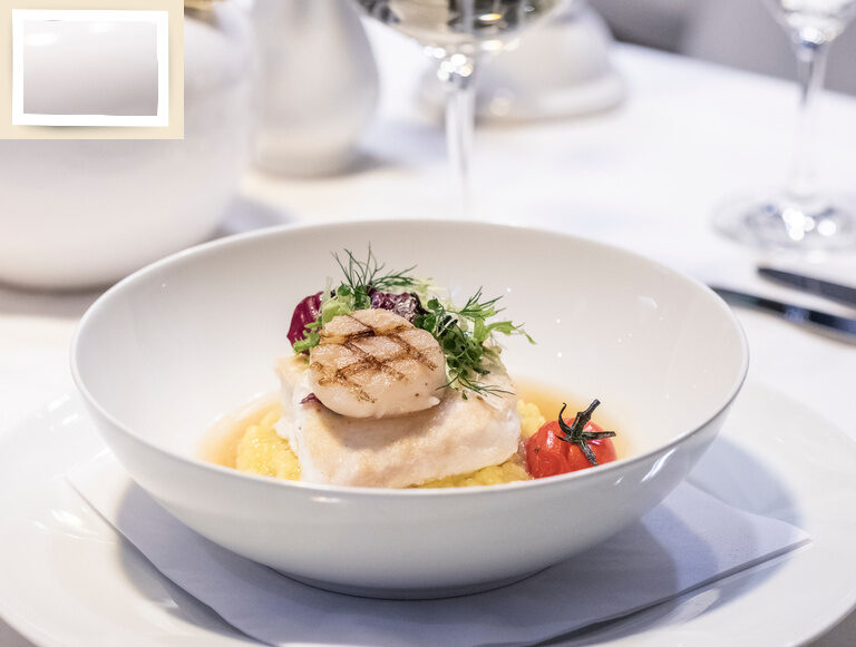 Ein exklusives kulinarisches Erlebnis auf feinem Geschirr im Restaurant des Wellnesshotel Holzapfel.