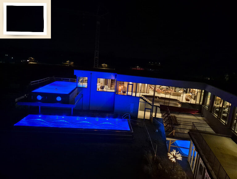 Das Hotelgebäude und Gelände des Wellnesshotels Holzapfel in Bad Füssing bei Nacht.
