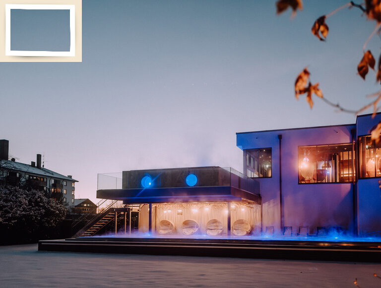 Das Hotelgebäude und Gelände des Wellnesshotels Holzapfel in Bad Füssing bei Nacht.