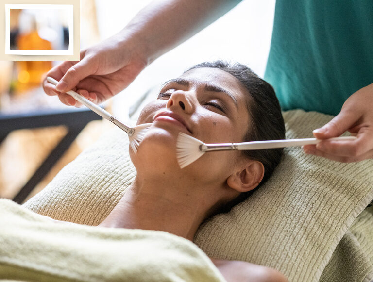Im Wellnessbereich des Thermenhotels Holzapfel in Bayern erhält eine Frau eine wohltuende Behandlung.