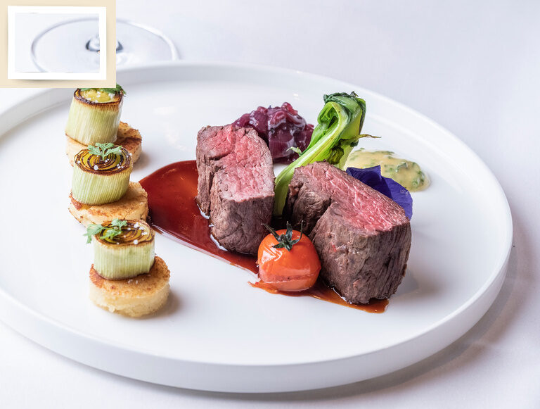 Ein elegant angerichtetes Fleisch- und Gemüsegericht im Hotel Holzapfel in Niederbayern.