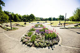 Eine prächtige Blumenlandschaft entlang eines Gehweges in der Nähe des Thermenhotels Holzapfel bei Passau.
