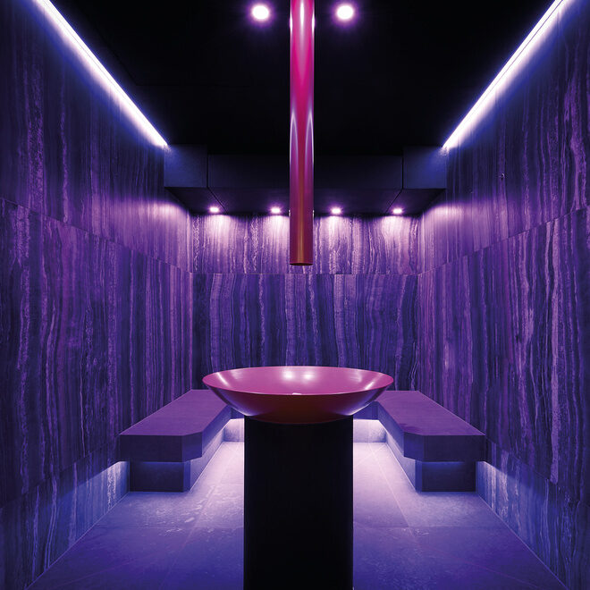 Die Sauna im Spabereich des Wellnesshotels Holzapfel in Bad Füssing hat eine luxuriöse violette Beleuchtung.