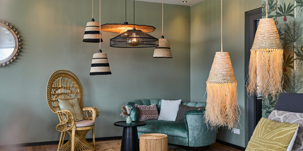 Ein geschmackvoll eingerichtetes Wohnzimmer mit eleganten Designmöbeln im Hotel Holzapfel.