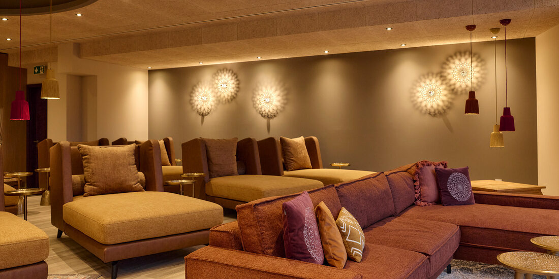 Ein Ruhebereich mit stilvoll beleuchteten Interieur im 4-Sterne-Wellnesshotel Holzapfel in Niederbayern.