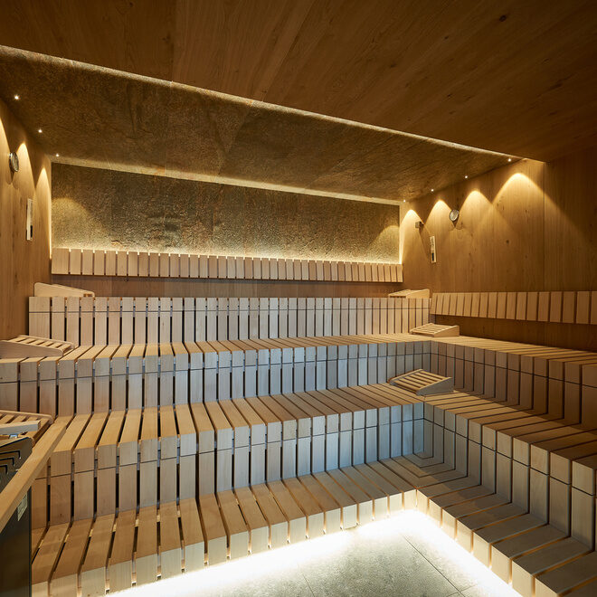 Sauna mit Holzbänken in anspruchsvollem Design - Hotel Holzapfel.
