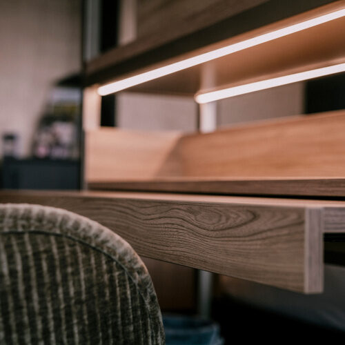 Eine komfortable Sitzgelegenheit an einem Schreibtisch im eleganten Doppelzimmer Comfort des Thermnhotels Holzapfel in Niederbayern.