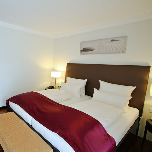Suite Elstar mit gemütlichem großen Doppelbett im Wellnesshotel Holzapfel, Bad Füssing