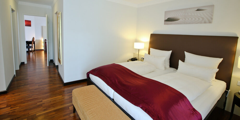 Suite Elstar mit gemütlichem großen Doppelbett im Wellnesshotel Holzapfel, Bad Füssing