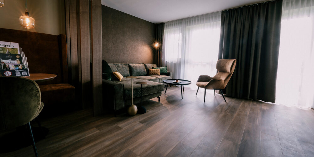 Suite golden delicious mit gemütlicher luxuriöser Ausstattung im Sporthotel Holzapfel in Niederbayern.