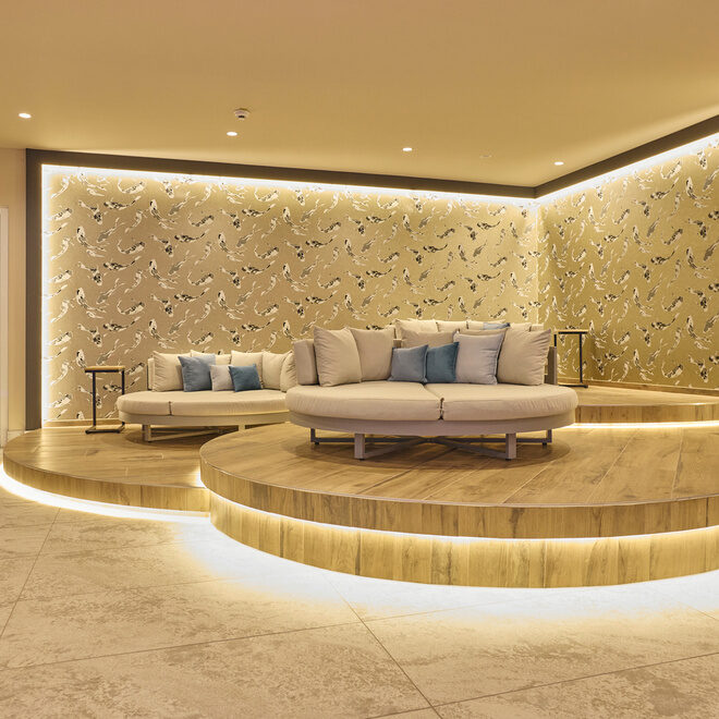 Eine ansprechende luxuriöse Couchlandschaft im Ruhebereich des Hotel Holzapfel, ideal für Wellness und Entspannung in Bad Füssing.