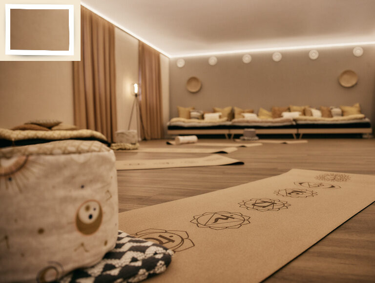 Harmonisch abgestimmter Yogaraum im Sporthotel Holzapfel im Rottal mit geschmackvoller Möblierung und entspannten Beleuchtungselementen.